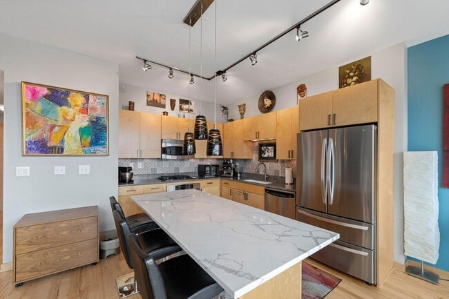 Building Photo - 215 10th Ave S
