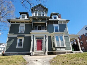 Building Photo - 172 Nesmith St