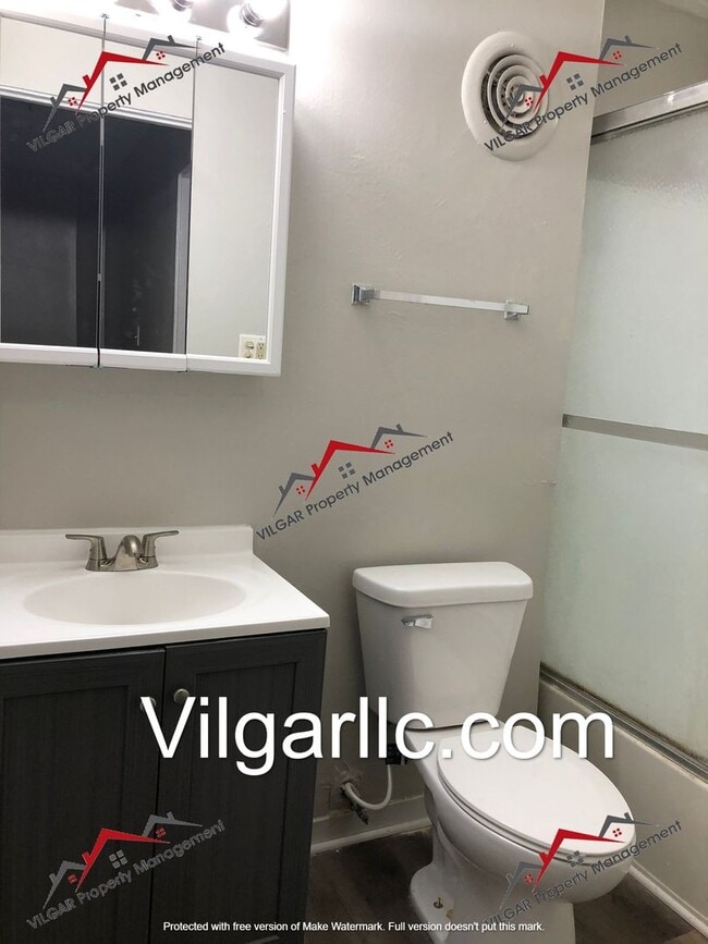 Building Photo - 3 bedroom 1.5 bath townhome in East Chicag...