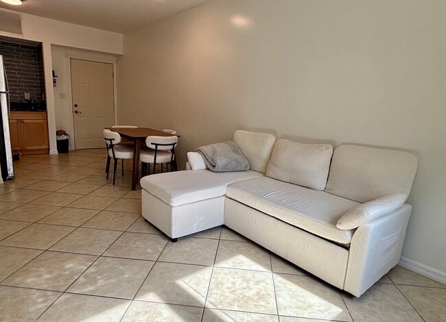 Building Photo - 2630 SW 28th St