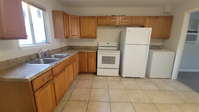 Foto del edificio - $400 off one month.  Call for details "Cha...