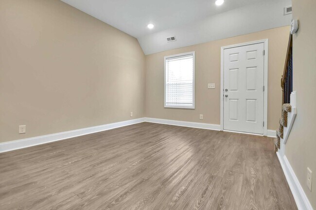 Foto del edificio - Two Bedroom Townhouse!