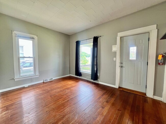 Building Photo - 103 7th Ave NW