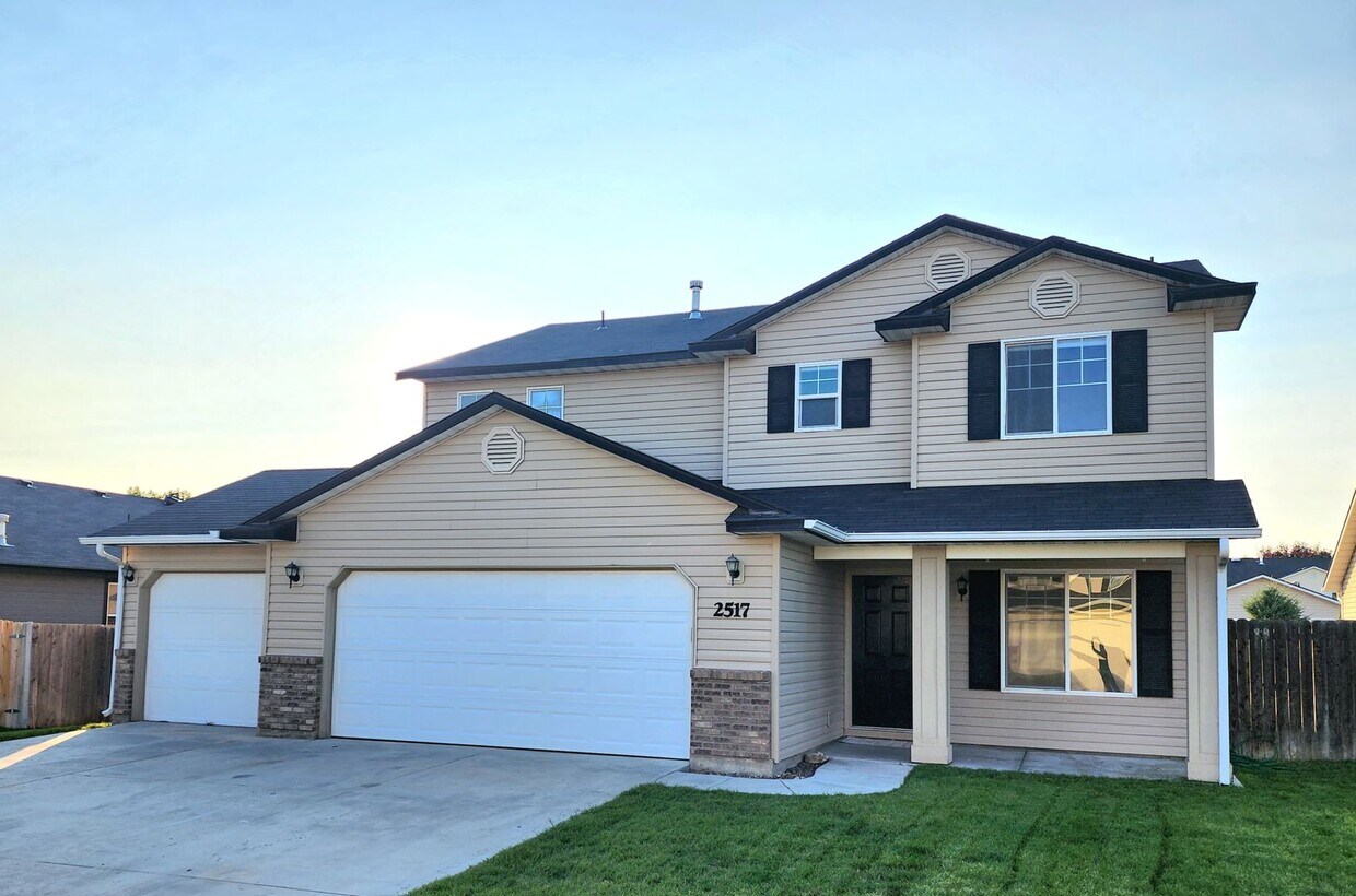 Foto principal - Very clean and newly renovated 4 bdrm, 2.5...