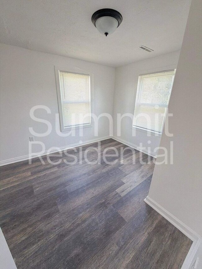 Building Photo - 1137 Country Club Dr