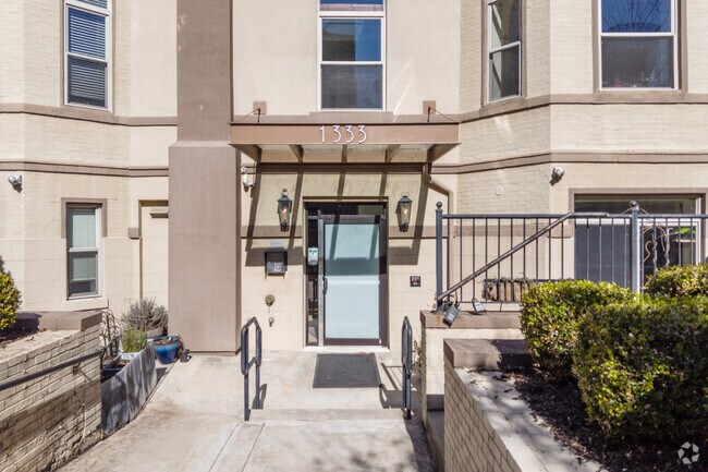 Entrada - 1333 Euclid St NW