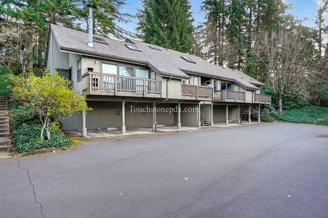 Foto del edificio - Cozy 1BD/1BA Condo in Portland’s West Hills w/ Carport & Private Balcony