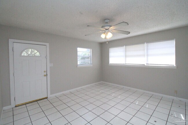 Building Photo - 4511 Versailles Dr