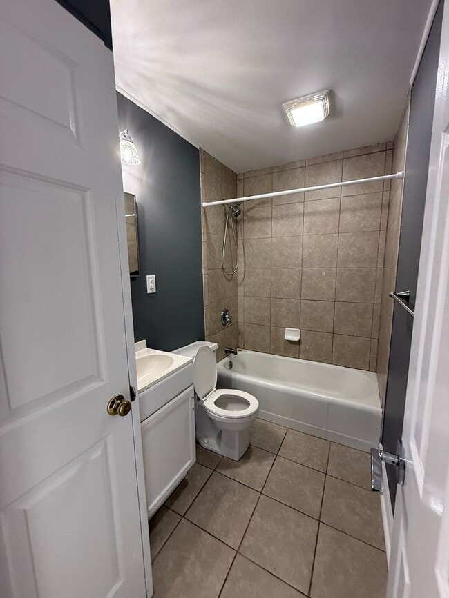 Building Photo - Nice 2 bedroom, 1 bath duplex