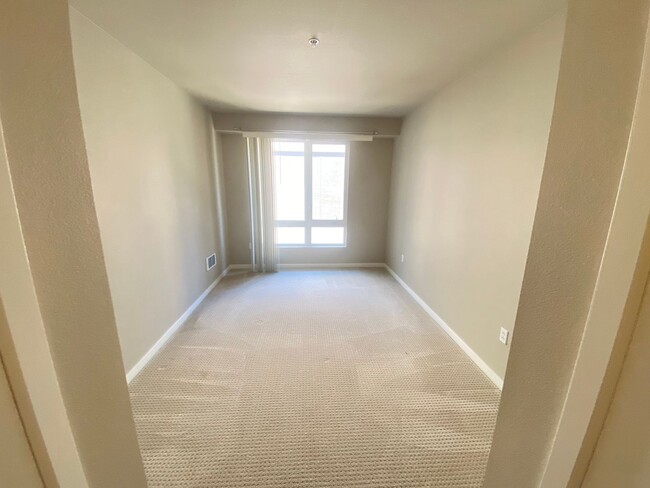 Building Photo - Advent - Low Deposit In-Unit Laundry Condo...