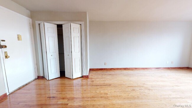 Foto del edificio - 66-15 Thornton Pl