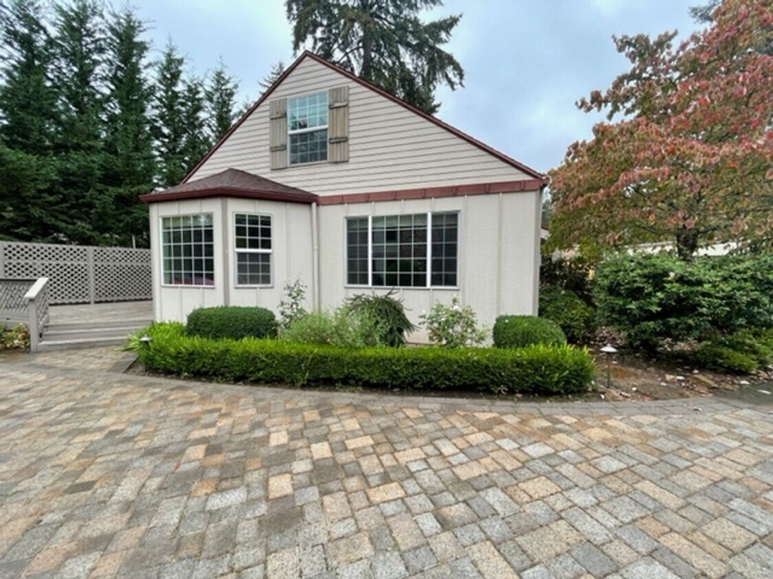 Primary Photo - Wonderful Dunthorpe Carriage House with ac...