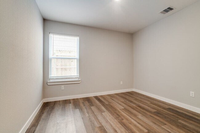 Foto del edificio - 5705 Breland St
