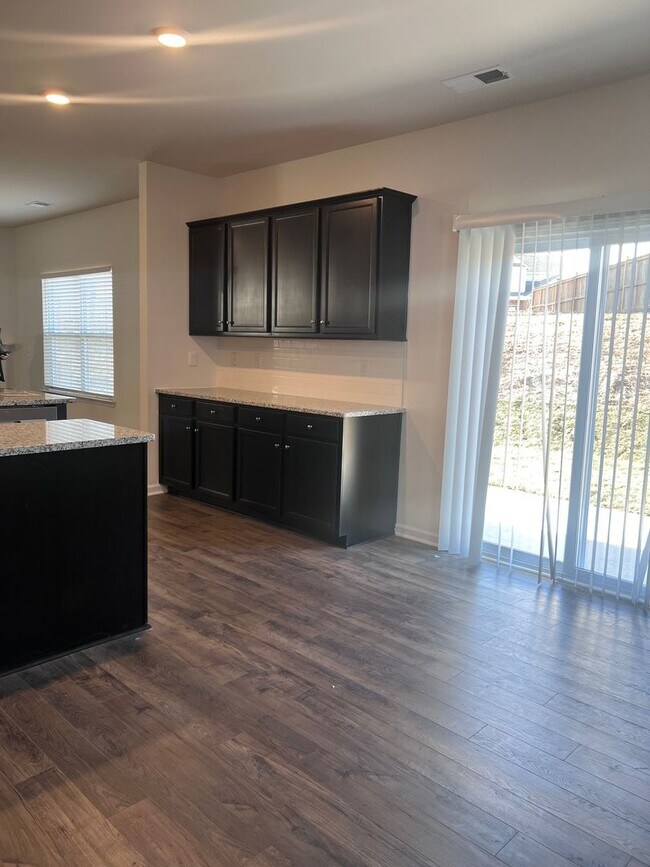 Foto del edificio - Brand new home in Arden, Great Location! 4...