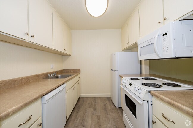 2 habitaciones, 1 baño - 832 pies cuadrados - Cocina - Aggie Square Apartments