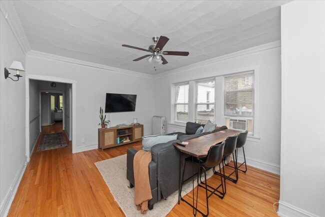 Building Photo - 457 W Roslyn Pl
