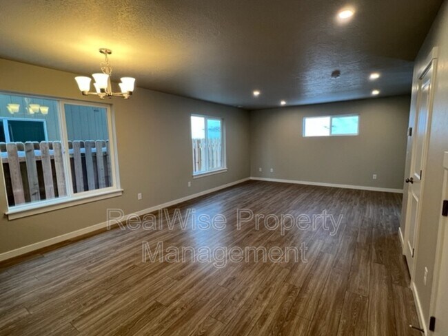 Foto del edificio - 675 NE Brookstone Dr