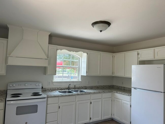 Building Photo - 4740 Loma Vista Dr
