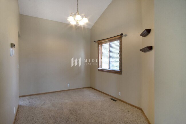 Building Photo - Papillion Tri-Level