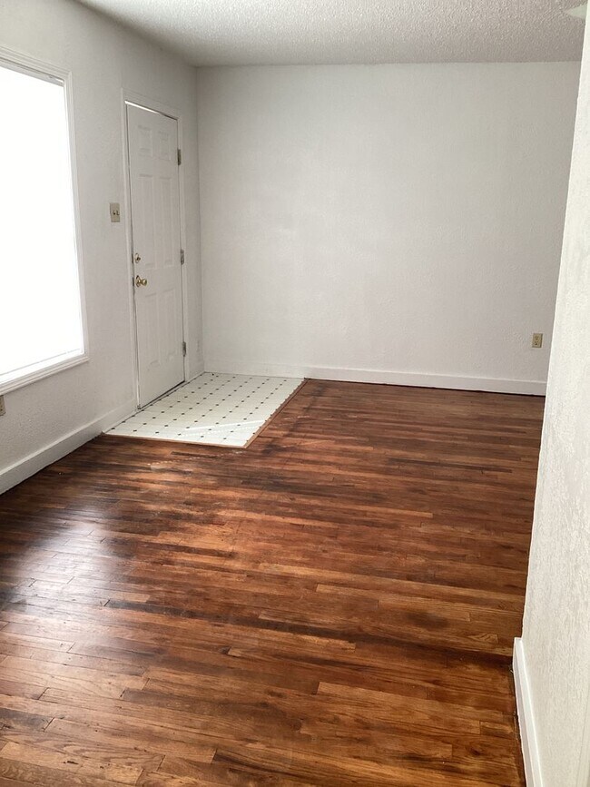 Building Photo - Located in Portales! Spacious 1 Bed Apartment