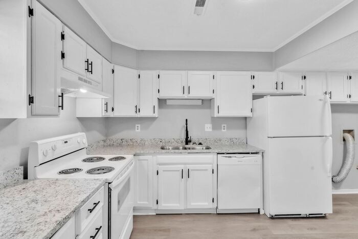 Primary Photo - *NEWLY RENOVATED* 2 Bedroom Townhouse in Downtown Spartanburg