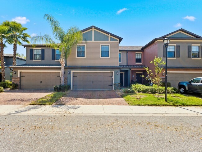 Foto del edificio - Stunning 3 BR + LOFT/2.5 BA /2-Car Garage townhome in the highly desirable GATED community of Hid...