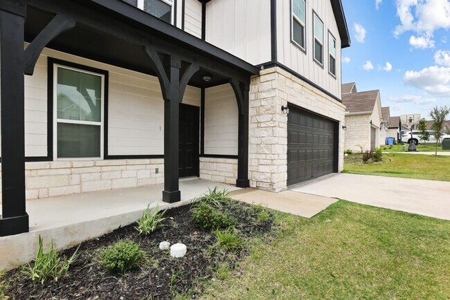 Foto del edificio - Charming Home Awaits: Spacious & Modern Li...