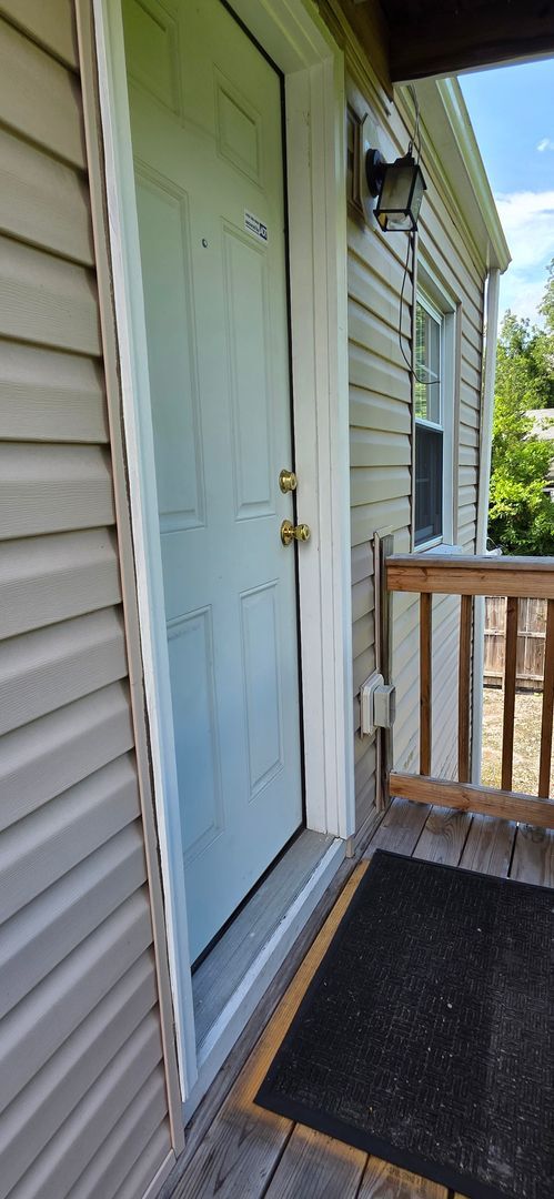 Foto del edificio - Detached Garage Appt. on  Beautiful Camden Ave.