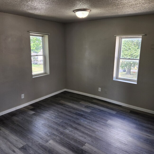 Building Photo - 1513 Des Moines St