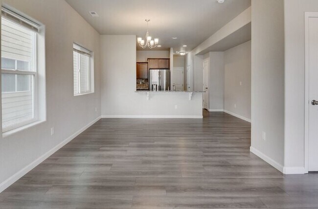 Building Photo - "Charming 2-Bed Townhouse with Granite Cou...