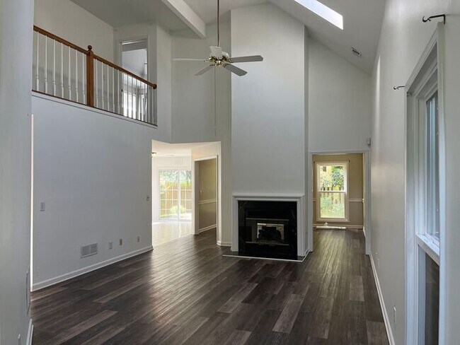 Building Photo - 105 Sweetwater Trce