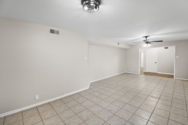 Building Photo - 3 Bedroom and 2 Bathroom located in Castle...
