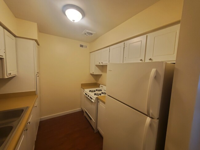 Building Photo - 1532 Hobson Dr