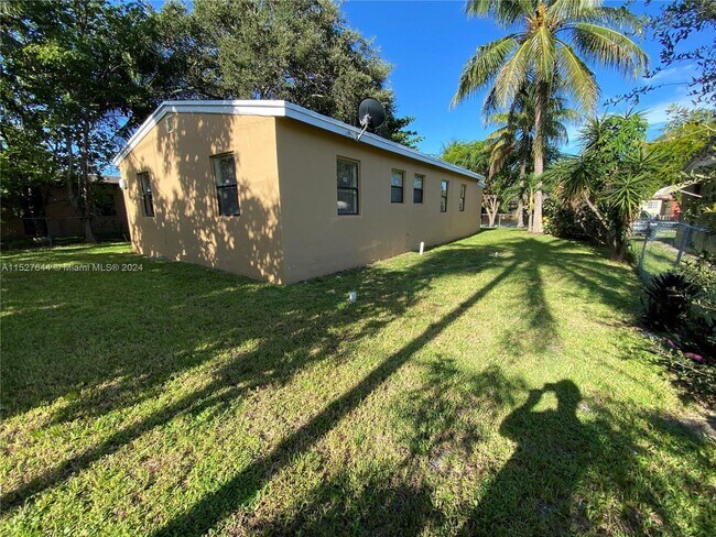 Foto del edificio - 15741 NE 15th Pl