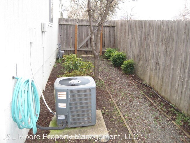 Building Photo - 609 Talent Ave