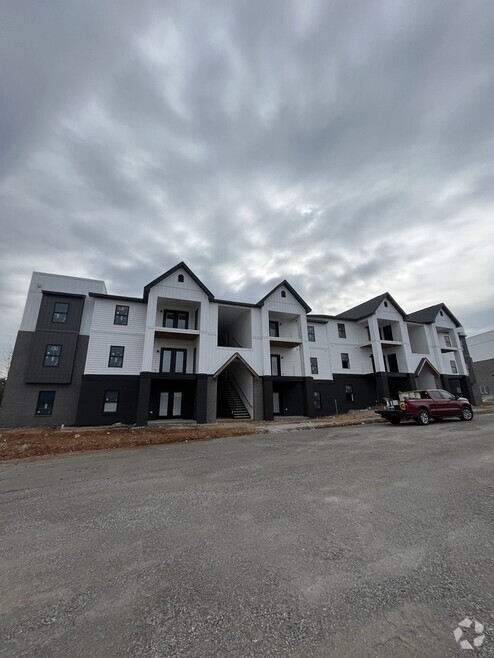 Building Photo - Oakwood Landings