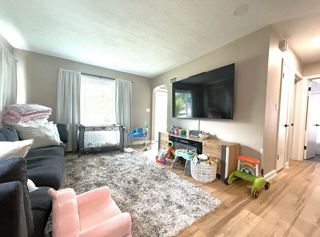 Foto del edificio - 4 Bedroom Single Family Home with 2.5 car garage