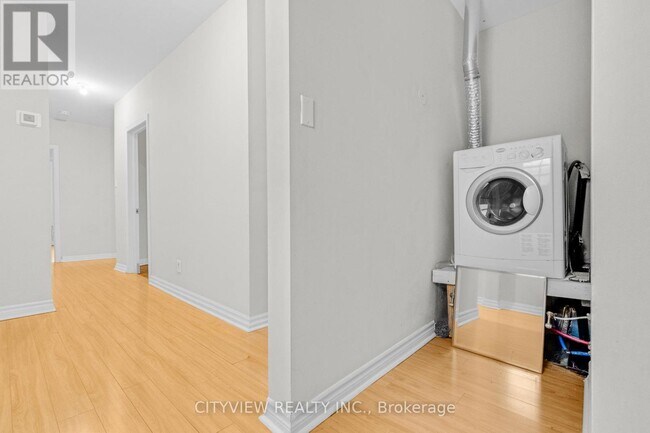 Photo du bâtiment - 345 Dundas St E