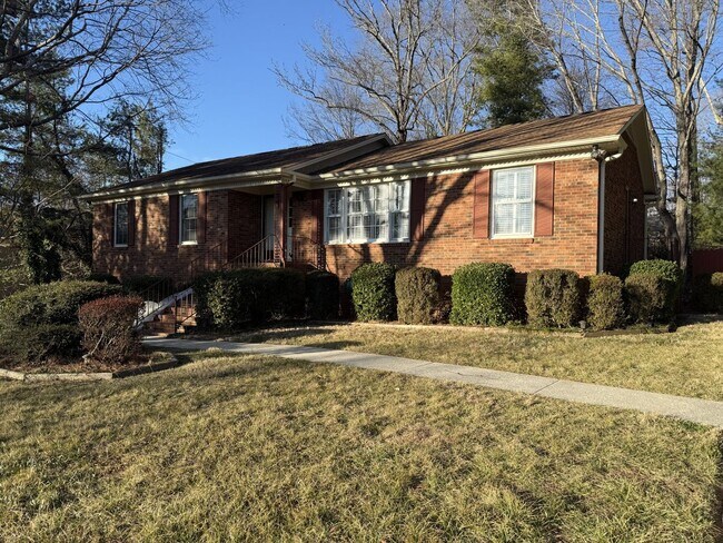 Foto del edificio - Updated 3 Bedroom Convenient to W Friendly Ave & New Garden Rd!