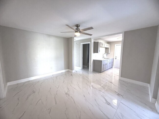 Building Photo - FIRST MONTH'S RENT FREE! STUNNING 3/1 FT. MYERS, FL