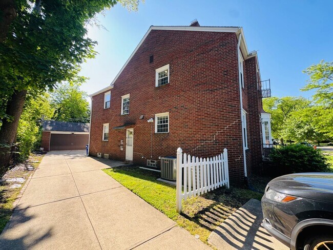 Foto del edificio - 3679 Warren Rd
