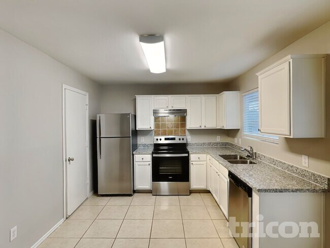 Foto del edificio - 2311 Shady Birch Dr