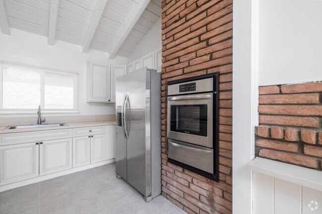 3 habitaciones, 2 baños - 1,650 pies cuadrados - Cocina - 4104 Via Largavista