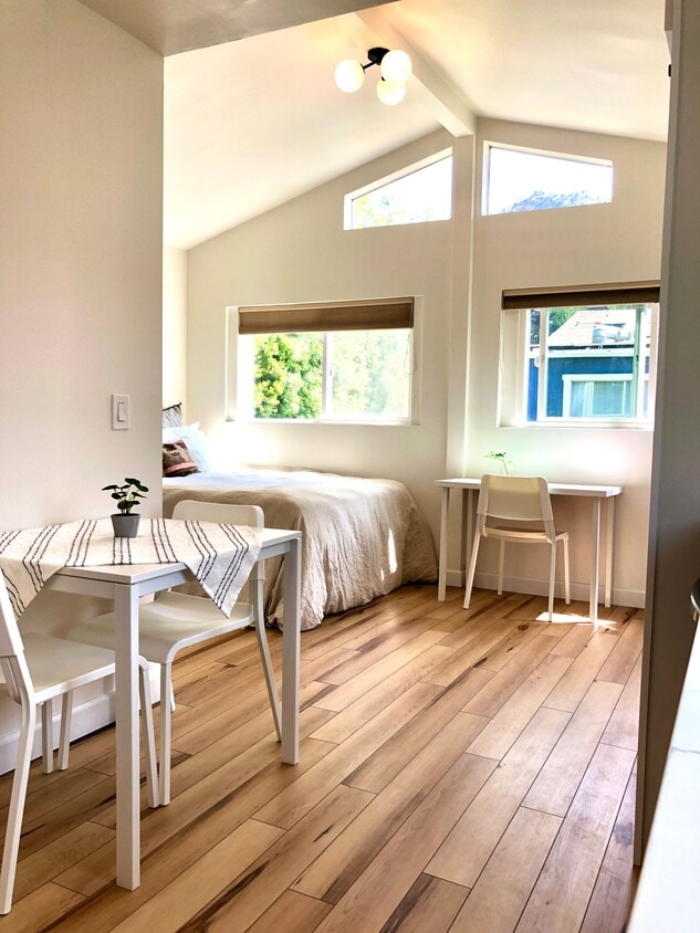 Cama Queen, Comedor, Escritorio - 3718 Revere Ave