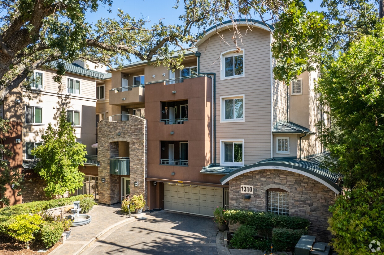 Iron Horse Place Apartments in Walnut Creek, CA