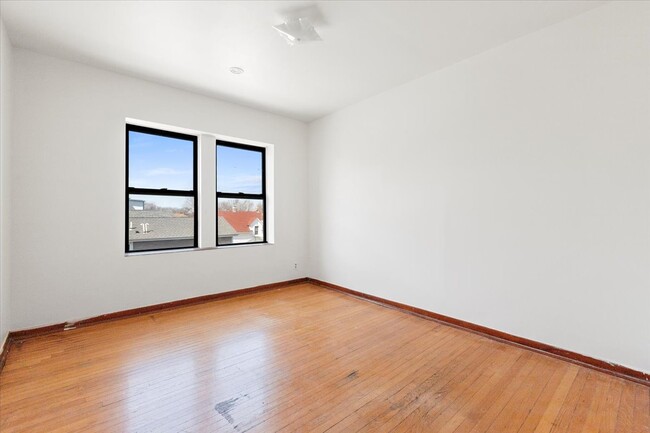 Building Photo - 3556 W Cortland St
