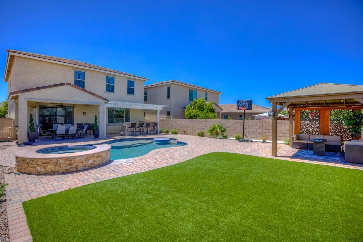 Foto principal - Stunning Home with Pool in La Estancia and...