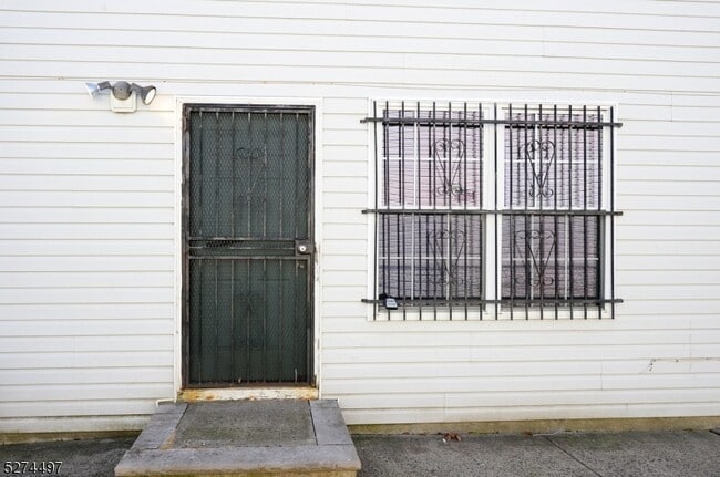 Building Photo - 444 S 7th St