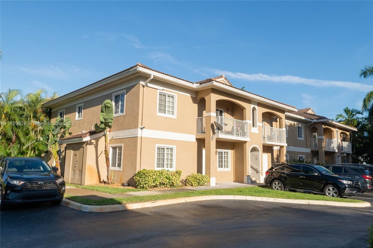 911 Hillcrest Ct Unit 3, Hollywood, FL 33021 Condo for Rent in