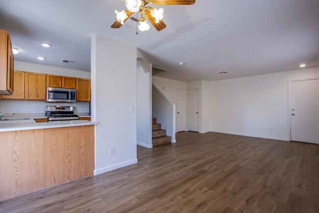 Foto del edificio - Lovely 4 bedroom 2.5 bath townhome in North Las Vegas gated community with a pool!